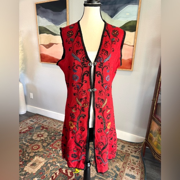 Red Floral Embroidered Long Vest - Picture 5 of 6